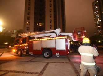 消防員拖喉灌救，隨即將火救熄。