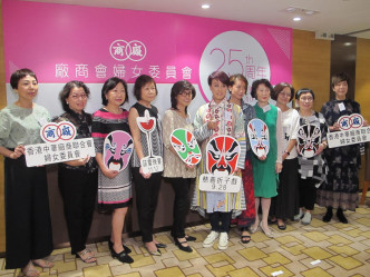 蓋鳴暉今日出席《廠商會婦女委員會25周年誌慶》傳媒聚餐。