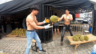 泰国网上流传多张爆肌猛男卖榴槤的照片，引起网民热议。  fb图