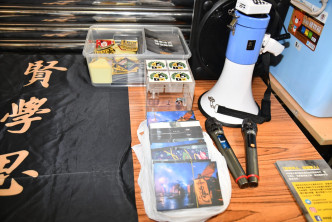 警方展示涉案街站物品、宣传单张及提供囚犯物品。