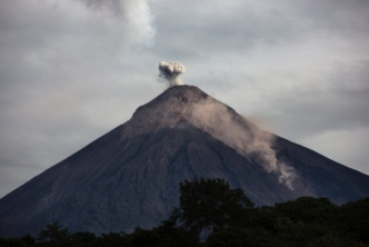 由於當地下起暴雨，政府警告火山區或發生山泥傾瀉。AP