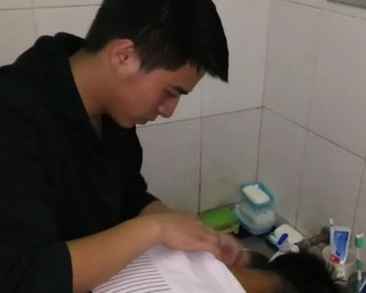 彭政免費為身邊的同學剪頭髮。網圖