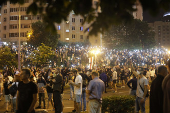 示威者亮起手機燈光。 AP