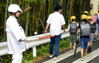 日本學校加強學生放學上學安全。AP圖片