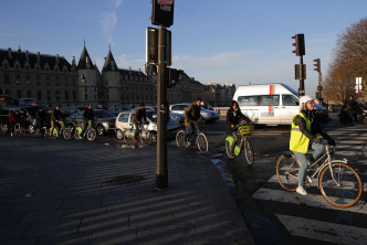 巴黎有市民改用单车出门。AP图片
