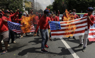 有示威者其后焚烧多面美国国旗。