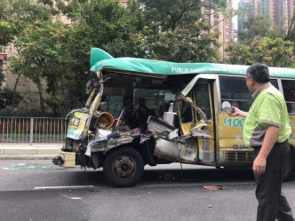 涉事小巴严重损毁。 香港突发事故报料区FB/网民Nelson Chan‎图