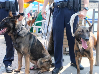 警方出動警犬。