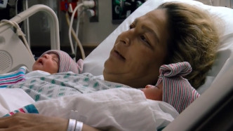 翁蒂韋羅斯（中）與跨年出生的雙胞胎。（互聯網圖片）