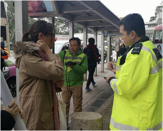 警员向乘客查问当时情况。梁国峰摄