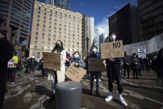 温哥华有反对种族歧视集会。AP图片