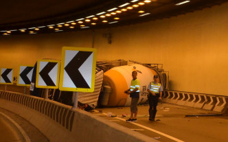 田螺车启新道隧道翻侧。