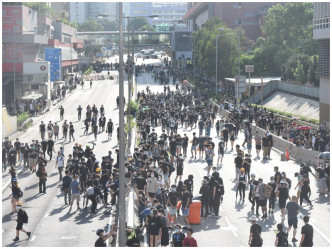 警察撤离龙翔道后，示威者重新占据。