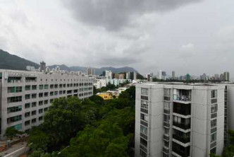 露台外望創新中心及又一村花園，亦可遠眺部分山景。