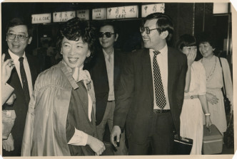 李鵬飛(左四)1983年與周梁淑怡參加訪京團。資料圖片