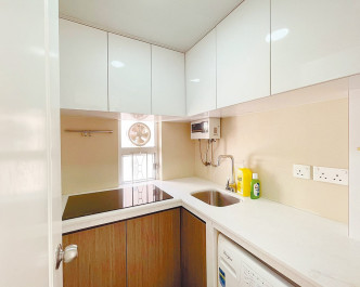 廚房裝潢亮白簇新，已有廚櫃等基本設備。