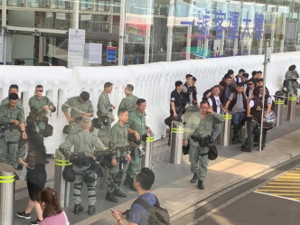 多名防暴警察亦在場戒備。網民JoJo Chan
