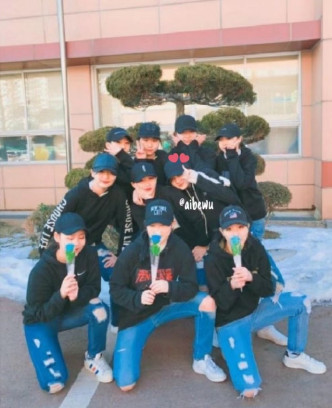 GAEUL（第二排右一）曾在高中時期參加學校舞團。