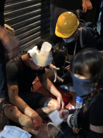 荃灣黑衣男子被毆打至頭破血流。網上圖片