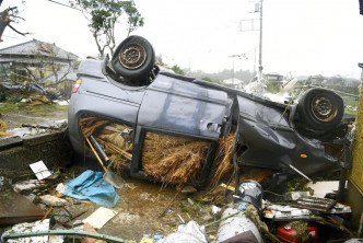 千葉縣市原市有汽車被強風吹翻。AP圖片