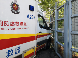 救护车在急症室门外转右弯时，失控撞向对面围栏。