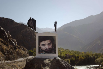 龐吉夏河谷豎立了知名反塔利班戰士馬樹德的照片。美聯社圖片