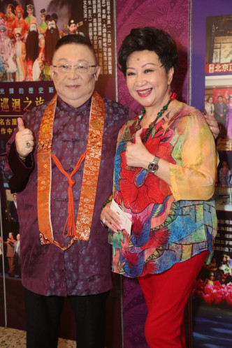 家燕特地来恭贺李居明的电影在外地得奖。