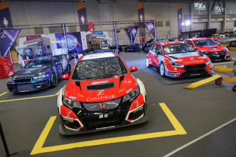 电竞专区摆放多辆赛车，包括刚于今届澳门东望洋大赛亚军i30N TCR（右二）。