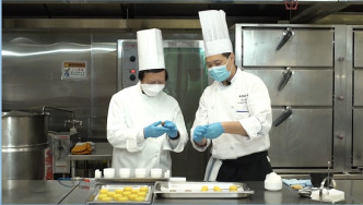 郭炳江化身大厨教基层家庭制作月饼。新地提供