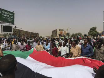 民众于巴希尔下台消息传出后在首都喀土穆街头庆祝，AP