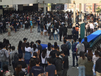 香港大学学生会及守护港大联署关注组发起校内游行。