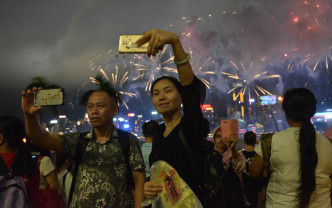 維港兩岸民眾忙住與煙花自拍