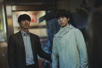 孔刘饰演护送徐福的特工，二人在逃走时遇到各界追捕。