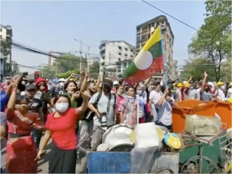 示威者续上街抗议政变。AP