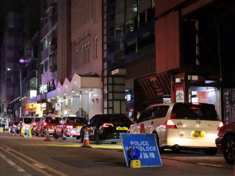 警方於西九龍總區內多個地點設立路障檢查站截查可疑車輛。警方圖片