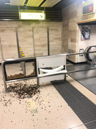 沙田站设施包括出入闸机、客务中心及广告牌等遭暴徒恶意破坏。港铁提供