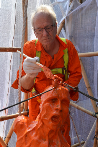 「国殇之柱」创作人为丹麦雕塑家高志活。资料图片
