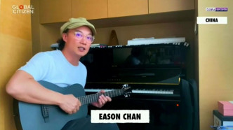 Eason自彈自唱廣東歌《我甚麼都沒有》。