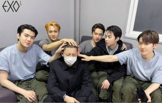 EXO會與每位入伍成員拍攝「摸頭照」。