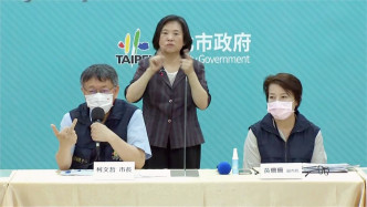 台北市长柯文哲前日曾经不经意展示中指。网上图片