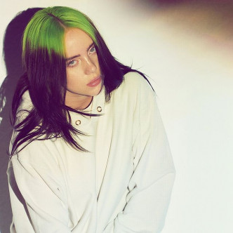 Billie自2019年出道起保持黑綠髮加Oversized上衣示人。