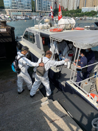 警方昨日联同衞生署人员于登上该货船进行搜证及检取相关证物。警方图片
