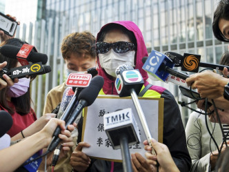 台湾杀人案死者潘晓颖的妈妈，早前邀请案件疑犯陈同佳等人今早到政府总部外对质。资料图片