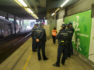 警員和消防接報後到場調查。