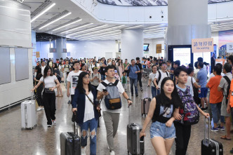 西九龍高鐵站內人流逐漸增多。