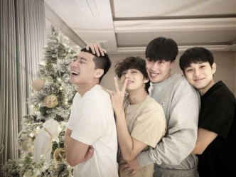 「Wooga Family」成員朴敘俊、金泰亨、Peakboy及崔宇植，Wooga即「我們是一家人」的縮寫。