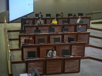 发言人批评，主持内务委员会主席选举的议员和部分反对派议员滥用权力。