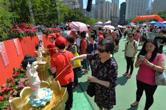 維園今日舉行「2018忠義傳家佛誕嘉年華」，設有大型獻供、浴佛淨心、祈福法會等多個活動。