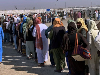 數以千計絕望民眾不斷湧入喀布爾國際機場。 AP