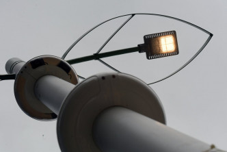 灯柱较原有路灯节省30%电力。